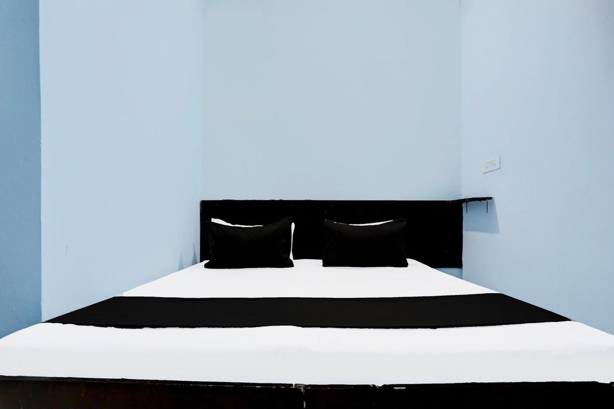 Spot On New Diamond Guest House Rudrapur Bagian luar foto